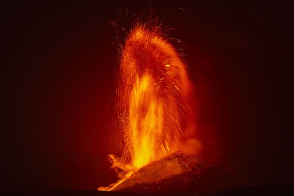 Фонтан лавы во время извержения вулкана Этна в Италии  - Sputnik Армения
