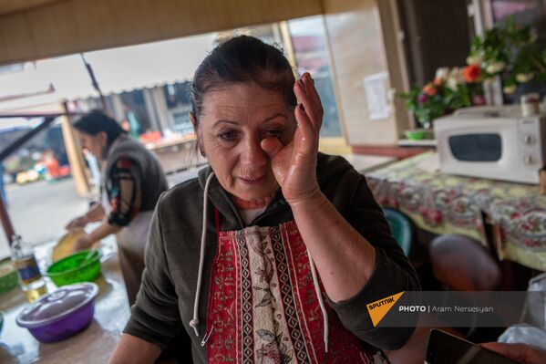 Лиля Огаджанян готовит женгялов хац на степанакертском рынке - Sputnik Армения