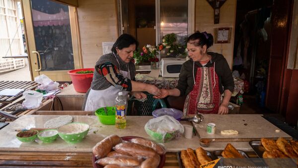 Сестры Лесмонья И Лиля Оганджанян пекут женгялов хац на степанакертском рынке - Sputnik Армения