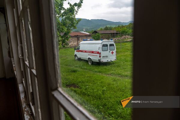 Автомобиль скорой помощи у медицинской амбулатории села Кармир Шука - Sputnik Армения