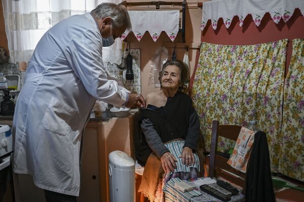 Բժիշկ Անարգիրոս Մարիոլիսը ծեր կնոջը պատվաստում է ընդդեմ Covid-19-ի Էլաֆոնիսսոս կղզում  - Sputnik Արմենիա