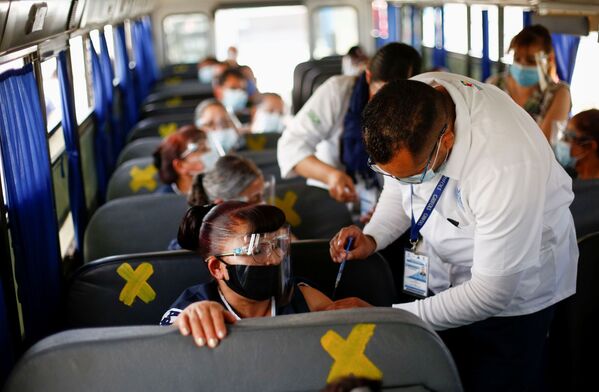 Сотрудники получают дозу вакцины от коронавируса Pfizer-BioNTech (COVID-19) в автобусе в Сьюдад-Хуарес, Мексика - Sputnik Армения