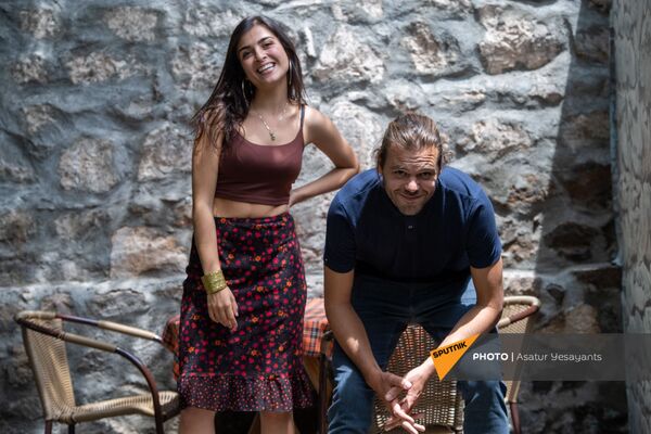 Солистка и музыкант группы Ladaniva Жаклин Багдасарян и Луи Томас на фотосессии после пресс-конференции (28 мая 2021). Еревaн - Sputnik Армения