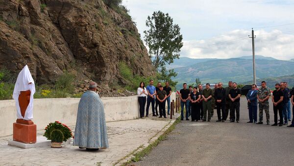 У памятника Танк в Шуши открылся хачкар, увековечивающий память Героя Арцаха Акопа Арутюняна (28 мая 2021). Карабах - Sputnik Արմենիա