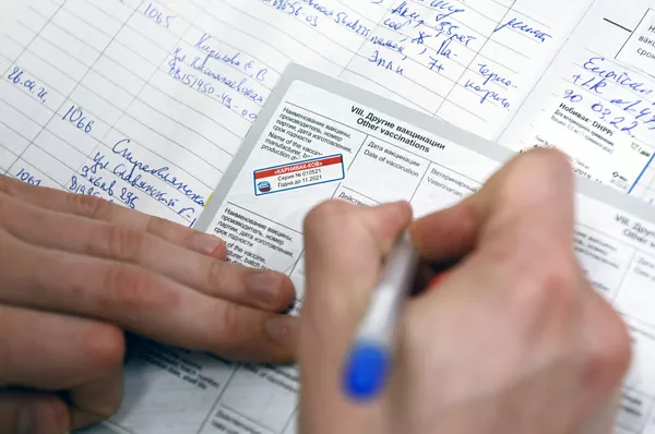 Ветеринарный врач делает отметку в паспорте животного после вакцинации от COVID-19 в ветеринарной клинике в Москве Ветеринарный врач делает отметку в паспорте животного после вакцинации от COVID-19 в ветеринарной клинике в Москве - Sputnik Армения
