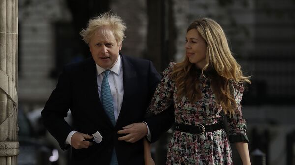 Премьер-министр Великобритании Борис Джонсон и Кэрри Саймондс прибывают на избирательный участок в Вестминстере - Sputnik Արմենիա