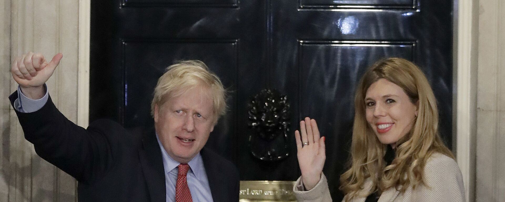 Премьер-министр Великобритании Борис Джонсон и Кэрри Саймондс машут рукой со ступенек на Даунинг-стрит  - Sputnik Արմենիա, 1920, 30.05.2021