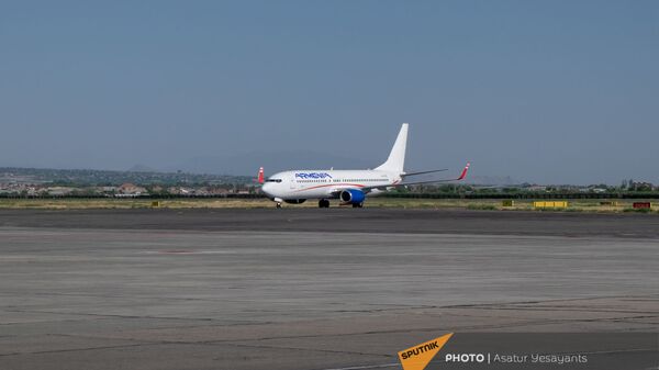 Boeing 737–800 авиакомпании Armenia на взлетной полосе международного аэропорта Звартноц - Sputnik Армения