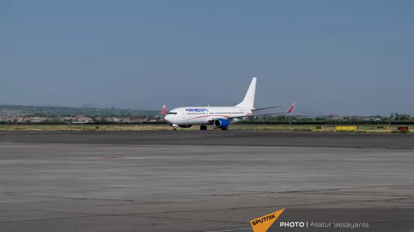 Boeing 737–800 авиакомпании Armenia на взлетной полосе международного аэропорта Звартноц - Sputnik Армения