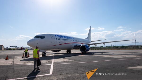 Boeing 737–800 авиакомпании Armenia на взлетной полосе международного аэропорта Звартноц - Sputnik Армения