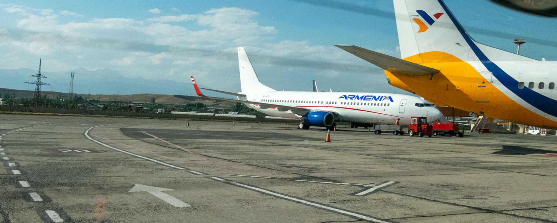 Boeing 737–800 авиакомпании Armenia в парке международного аэропорта Звартноц - Sputnik Армения, 1920, 02.03.2022