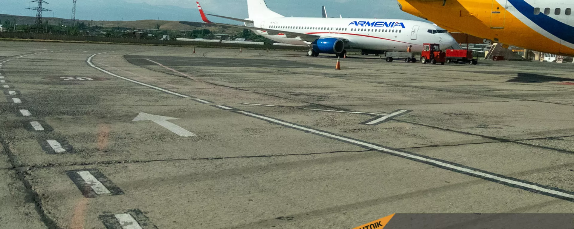 Boeing 737–800 авиакомпании Armenia в парке международного аэропорта Звартноц - Sputnik Армения, 1920, 02.03.2022