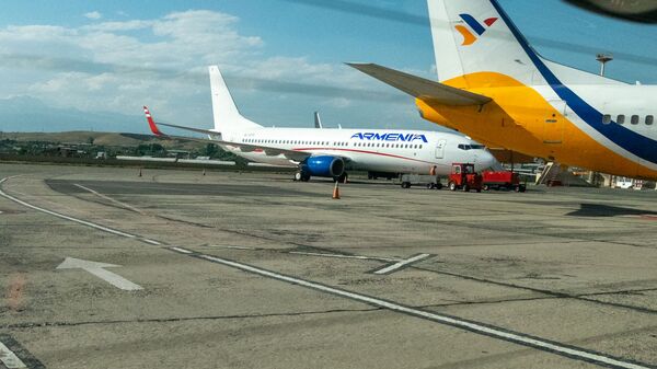 Boeing 737–800 авиакомпании Armenia в парке международного аэропорта Звартноц - Sputnik Армения