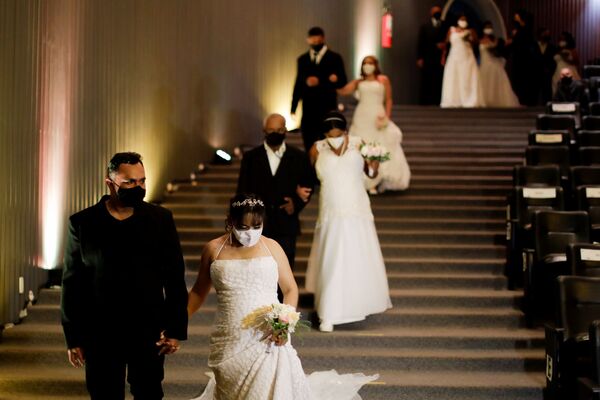 Пары во время массовой свадьбы в Национальном музее в Бразилии  - Sputnik Արմենիա