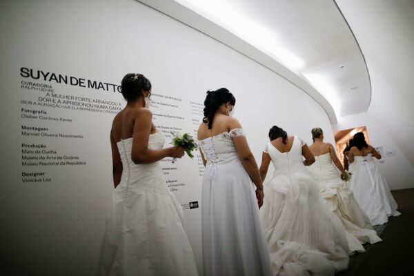 Невесты до начала массовой свадьбы в Национальном музее в Бразилии  - Sputnik Армения