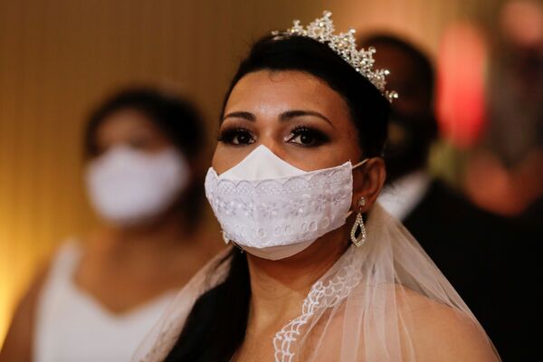 Невеста на массовой свадьбе в Национальном музее в Бразилии  - Sputnik Армения