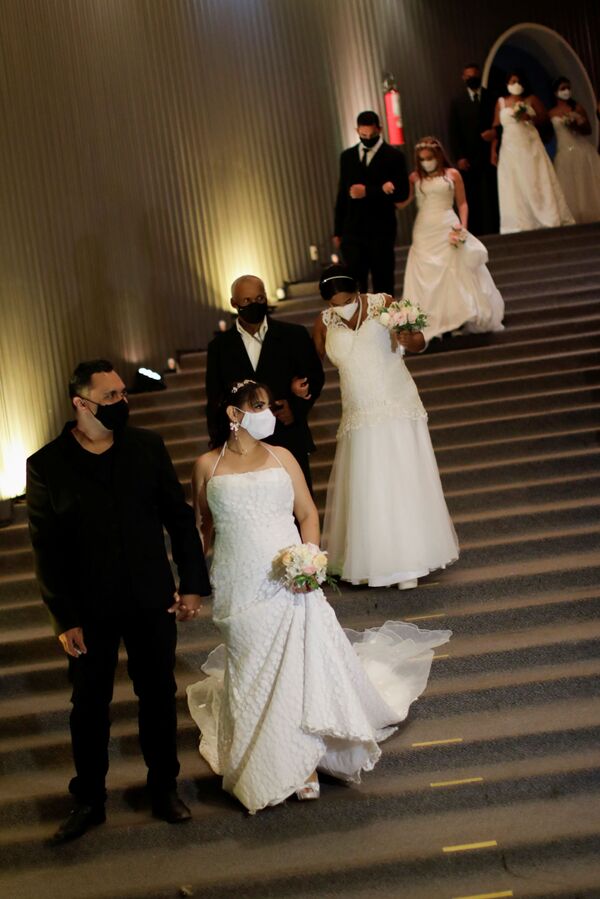 Пары во время массовой свадьбы в Национальном музее в Бразилии  - Sputnik Армения