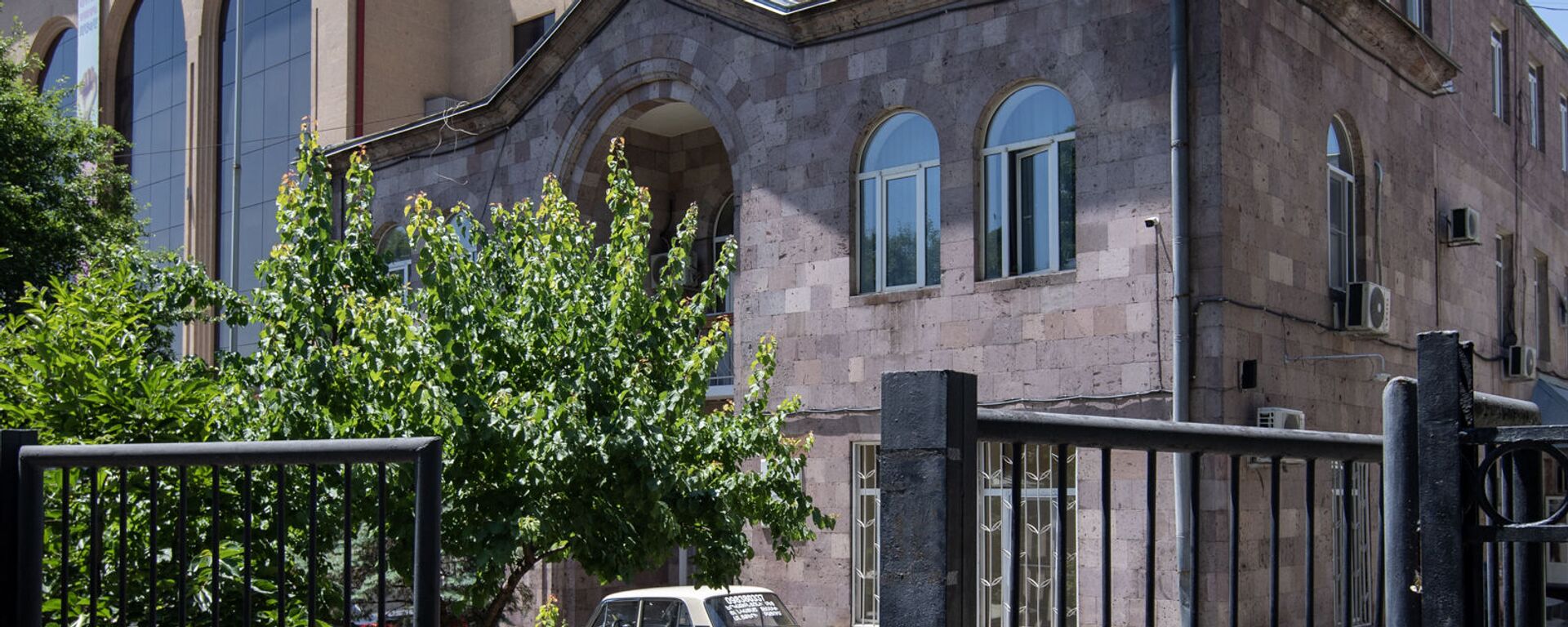 Здание морга на улице Гераци в Ереване - Sputnik Армения, 1920, 31.05.2021