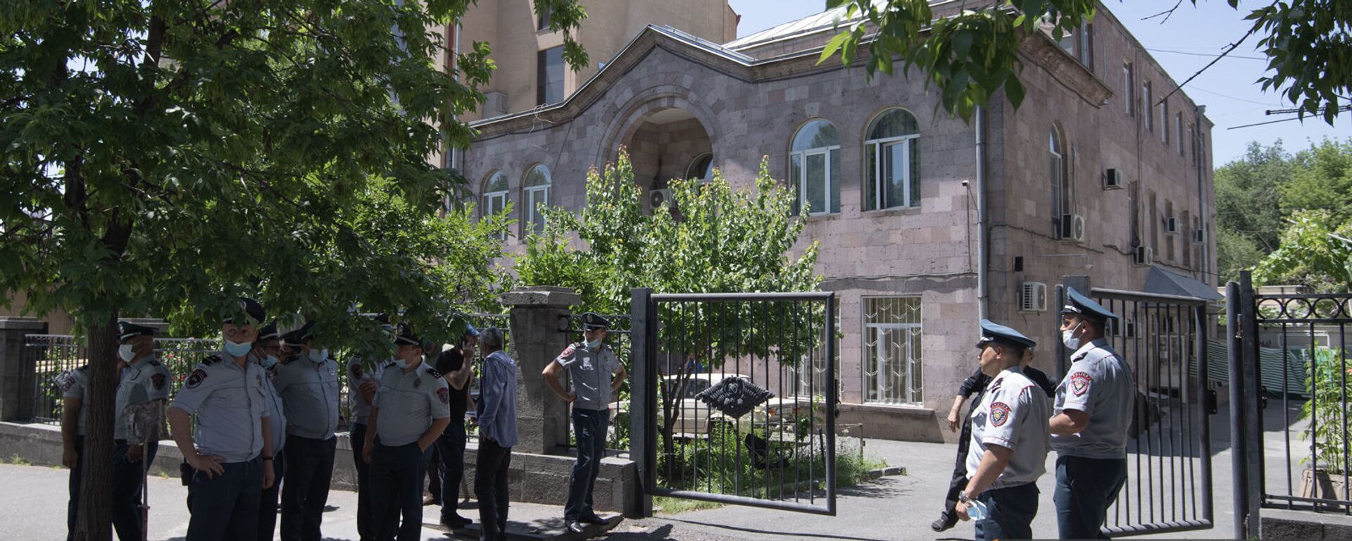 Полиция у здания морга на улице Гераци в Ереване - Sputnik Արմենիա, 1920, 02.06.2021