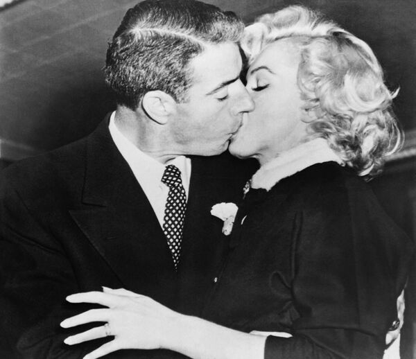 Мэрилин Монро целует своего мужа, бывшего бейсболиста Джо Ди Маджо - Sputnik Армения