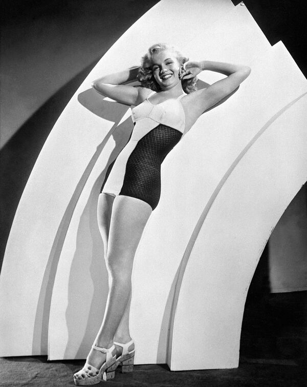 Մերիլին Մոնրոն նկարահանվում է լողազգեստի գովազդում, 1947 թվական - Sputnik Արմենիա