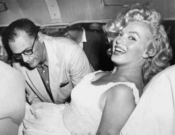 Մերիլին Մոնրոն ամուսնու՝ դրամատուրգ Արթուր Միլլերի հետ մեքենայում` 1957 թվականի օգոստոսի 10-ին հիվանդանոցից դուրս գրվելուց հետո։ Մերիլինը հոսպիտալացվել էր վիժելու պատճառով և 10 օր անցկացրել հիվանդանոցում։ - Sputnik Արմենիա