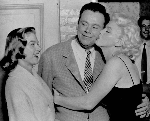 Դերասան Թոմ Յուելը հաջողության համբույր է ստանում դերասանուհի Մերիլին Մոնրոյից - Sputnik Արմենիա