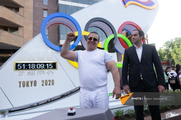 Гагик Царукян и Ара Хачатрян у табло олимпийских часов - Sputnik Армения
