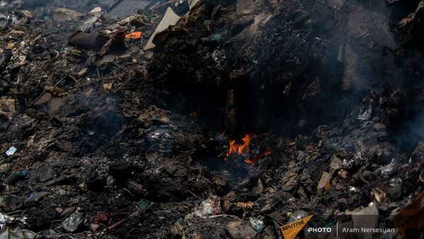 Очаги пожара на мусорной свалке возле города Масис  - Sputnik Армения