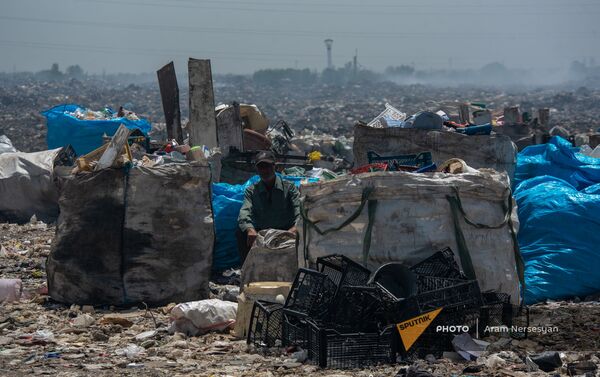 Люди сортируют мусор на свалке неподалеку от города Масис - Sputnik Армения