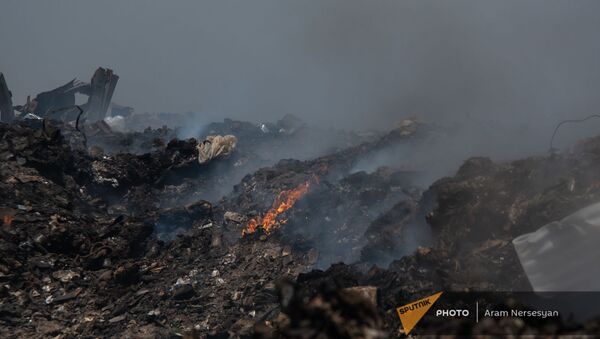 Очаги пожара на мусорной свалке возле города Масис  - Sputnik Արմենիա