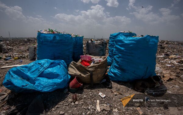 Люди сортируют мусор на свалке неподалеку от города Масис - Sputnik Армения