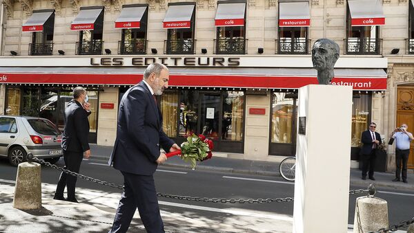 И.о. премьер-министра Никол Пашинян во время возложения цветов к памятнику Шарля Азнавура в Париже - Sputnik Արմենիա