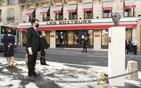 Ален Симонян почтил память Шарля Азнавура в Париже - Sputnik Армения