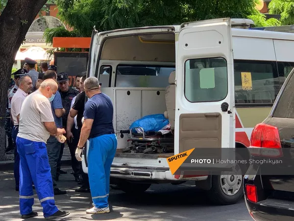 СотрудникиСотрудники медслужб увозят тело с места преступления на улице Абовяна (2 июня 2021). Еревaнмедслужб увозят тело с места преступления улице Абовяна (2 июня 2021). Еревaн СотрудникиСотрудники медслужб увозят тело с места преступления на улице Абовяна (2 июня 2021). Еревaнмедслужб увозят тело с места преступления улице Абовяна (2 июня 2021). Еревaн - Sputnik Армения