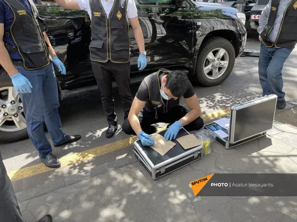Сотрудники правоохранительных органов на месте преступления улице Абовяна (2 июня 2021). Еревaн Сотрудники правоохранительных органов на месте преступления улице Абовяна (2 июня 2021). Еревaн - Sputnik Армения