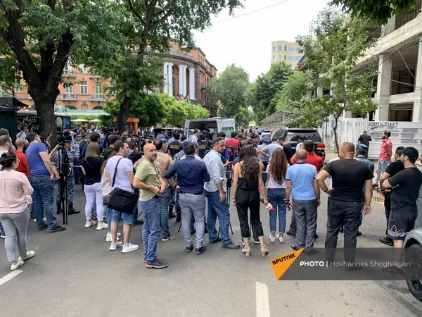 Толпа на месте убийства на улице Абовяна Толпа на месте убийства на улице Абовяна - Sputnik Армения