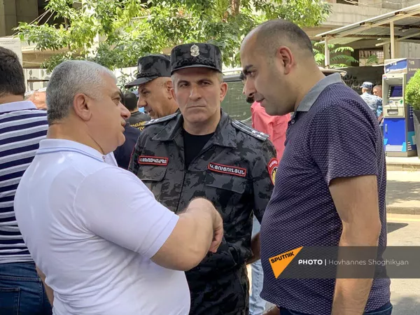 Первый замначальника полиции Арам Оганесян (слева) и замначальника полиции Камо Цуцулян (в центре) на месте убийства на улице Абовяна Первый замначальника полиции Арам Оганесян (слева) и замначальника полиции Камо Цуцулян (в центре) на месте убийства на улице Абовяна - Sputnik Армения