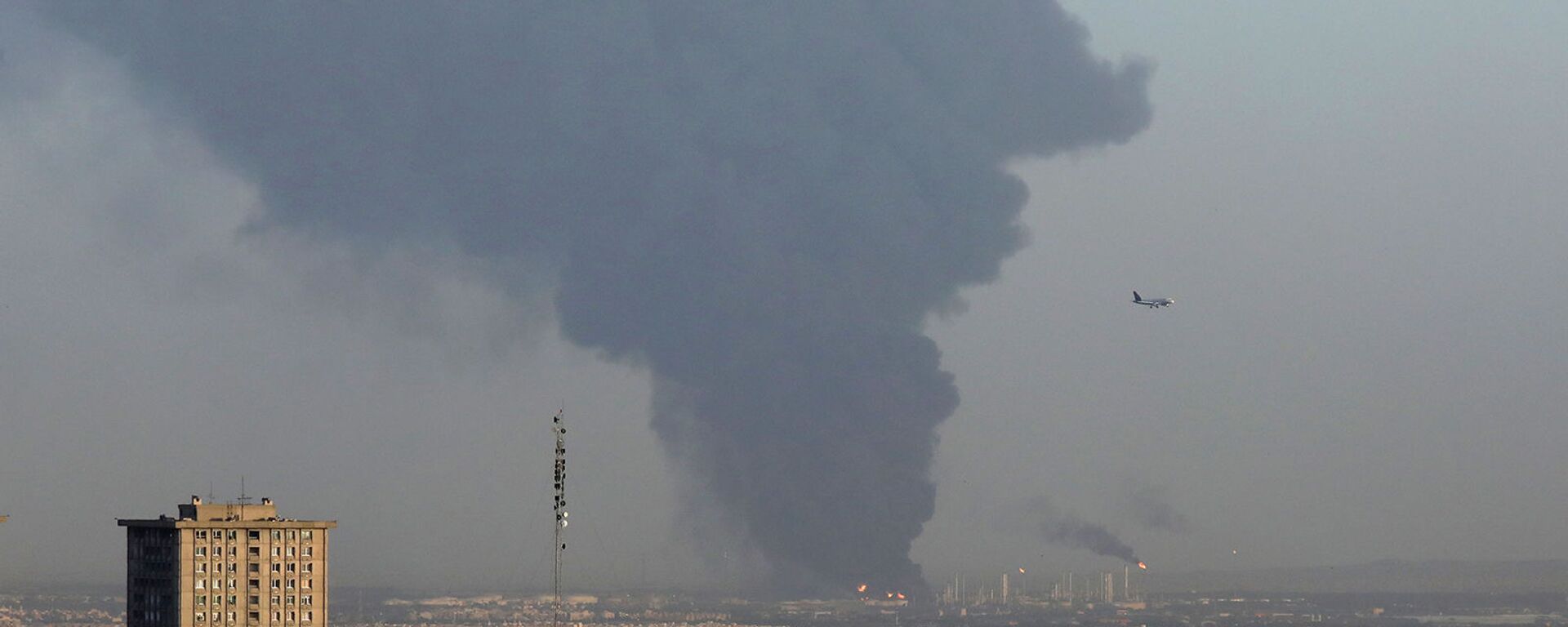 Дым над нефтеперерабатывающим заводом Тегерана (2 июня 2021). Иран - Sputnik Армения, 1920, 06.06.2021