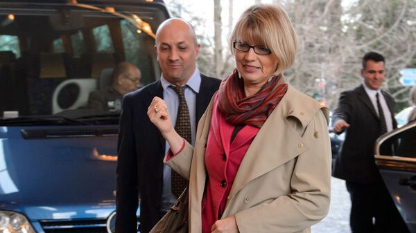 Заместитель главы ЕС по внешней политике Хельга Шмидт прибывает в отель Intercontinetal (9 января 2014). Женева - Sputnik Армения