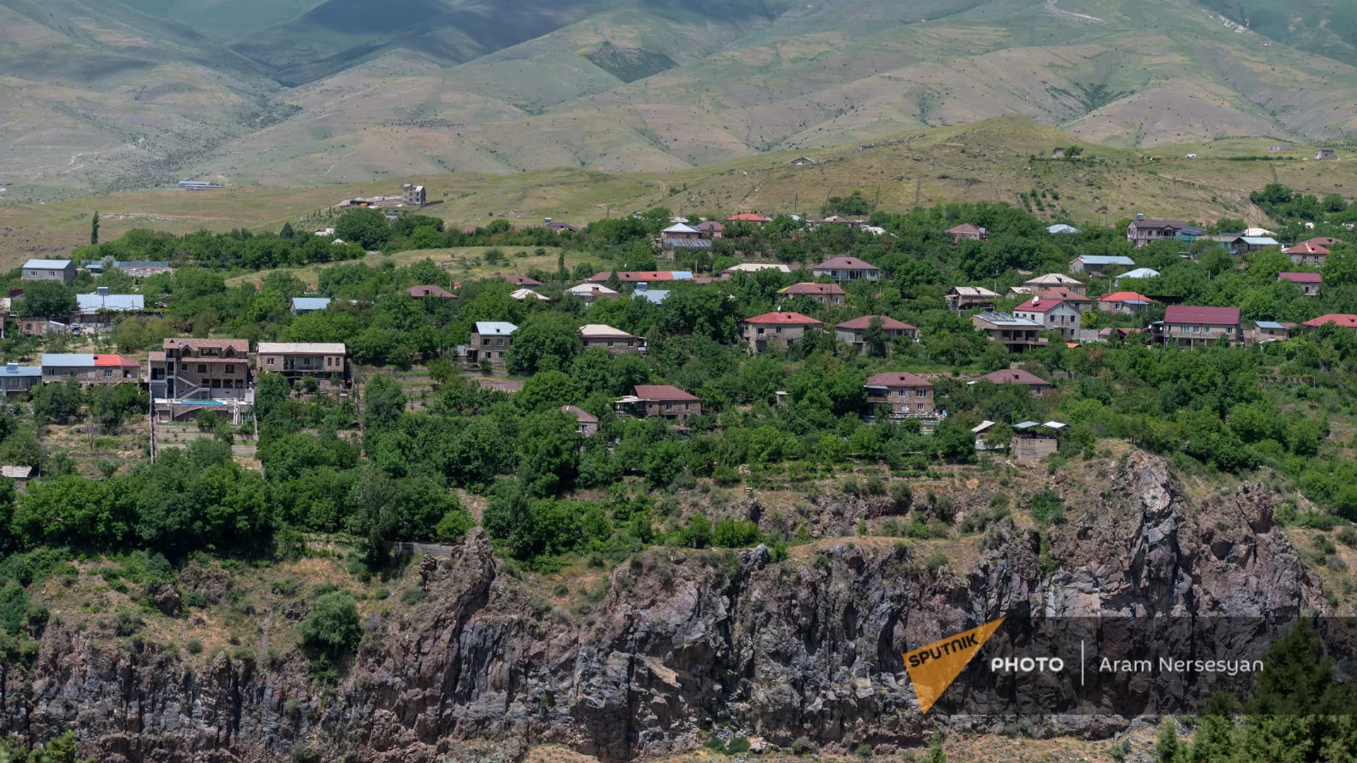 Вид на село Гарни с территории Хосровского заповедника