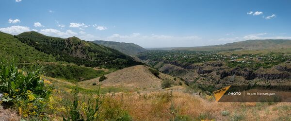 Вид на Гарнийское ущелье с территории Хосровского заповедника - Sputnik Армения