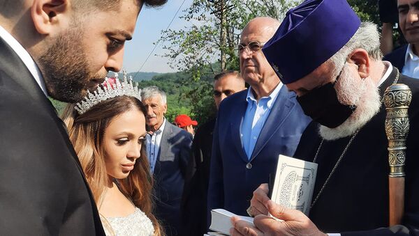 Католикос Гарегин II благословляет молодоженов на первой свадьбе после войны (3 июня 2021). Шурнух - Sputnik Армения