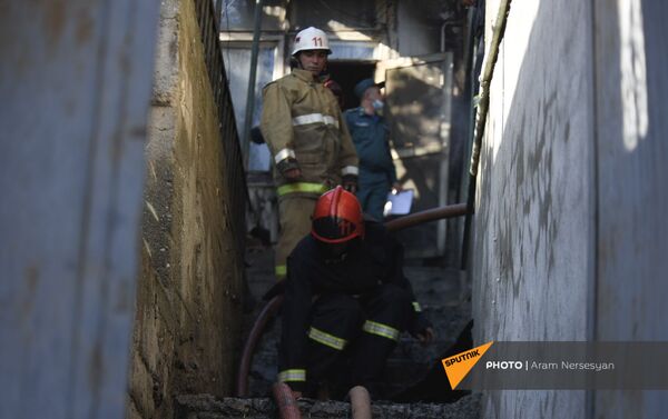 Работники пожарной службы во время пожара на улице Антараин (3 июня 2021). Еревaн - Sputnik Армения