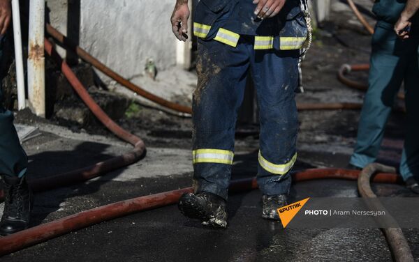 Работники пожарной службы за работой - Sputnik Армения
