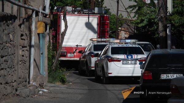 Пожарная машина и полиция на месте пожара на улице Антараин (3 июня 2021). Еревaн - Sputnik Армения