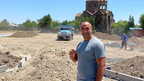 Артур Абрахам на месте строительства зоны отдыха в районе Неркин Чарбах - Sputnik Армения