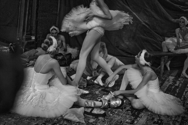Բալետի պարուհիները կուլիսներում ներկայացման ժամանակ - Sputnik Արմենիա