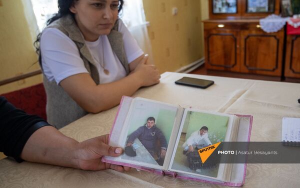 Мама погибшего добровольца Ованеса Маркосяна Анаит показывает фотографии сына - Sputnik Армения