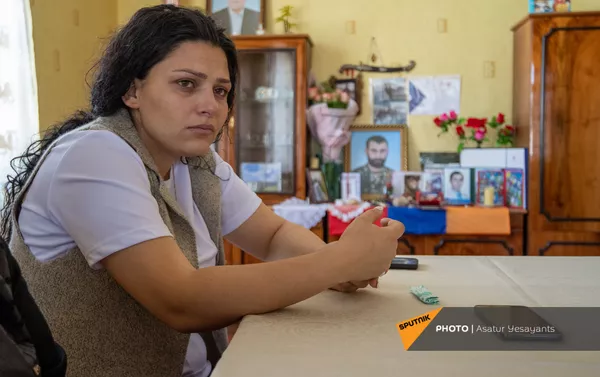 Жена погибшего добровольца Ованеса Маркосяна Ани Жена погибшего добровольца Ованеса Маркосяна Ани - Sputnik Армения